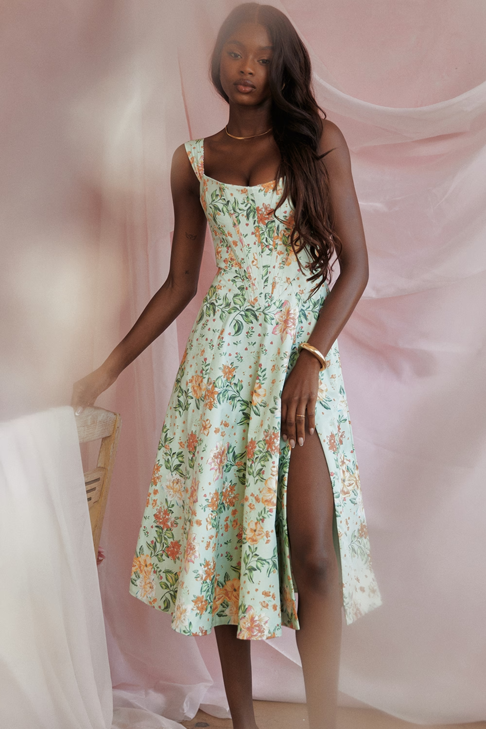 Amara Bloom – Vestido midi floral con abertura y tirantes anchos