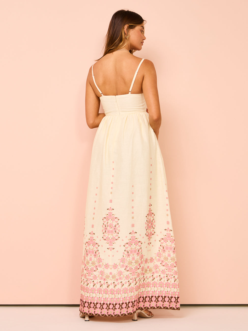 Akalia – Vestido midi blanco con flores y tirantes finos ondulados