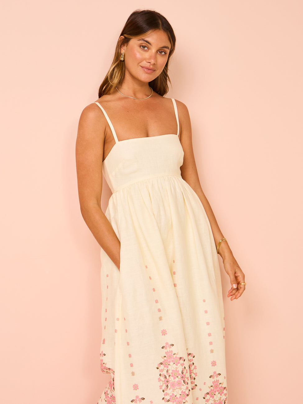 Akalia – Vestido midi blanco con flores y tirantes finos ondulados
