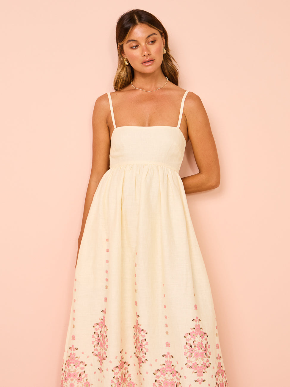 Akalia – Vestido midi blanco con flores y tirantes finos ondulados
