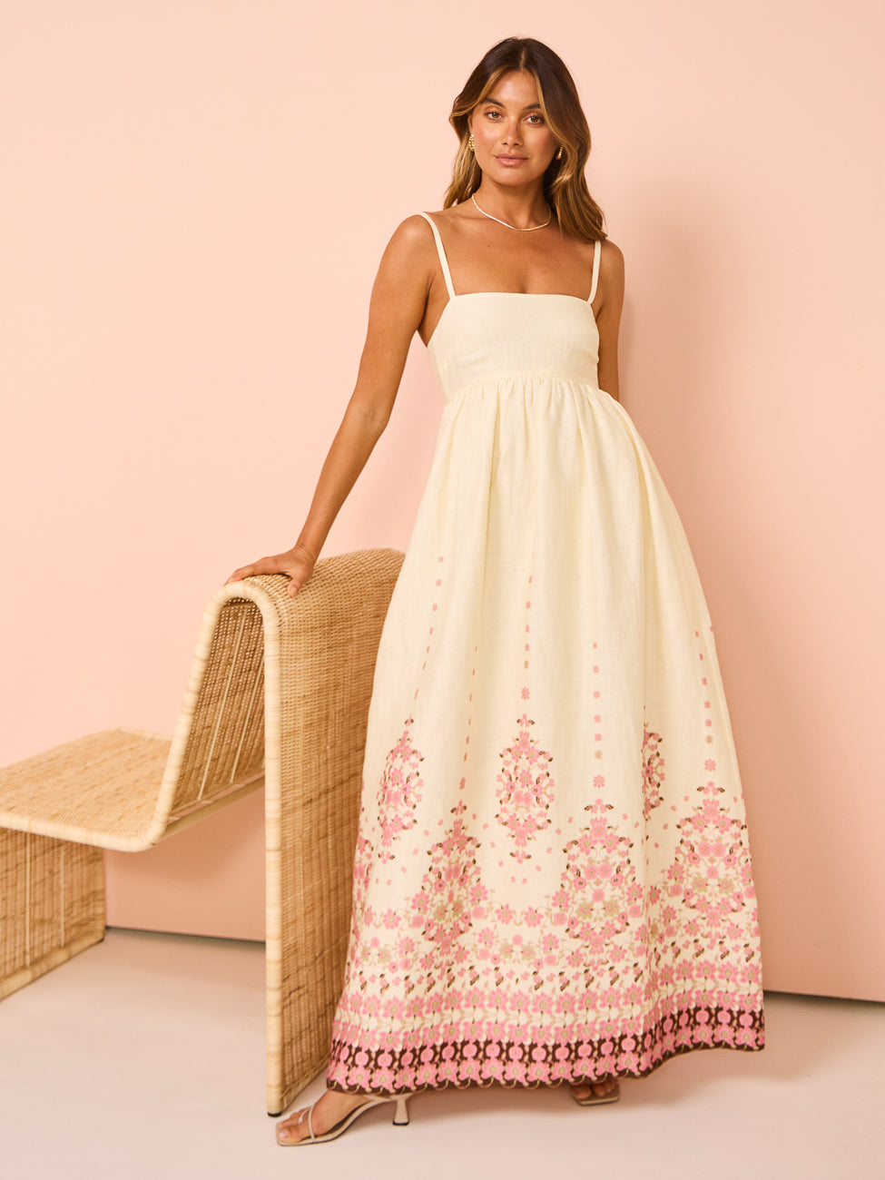 Akalia – Vestido midi blanco con flores y tirantes finos ondulados