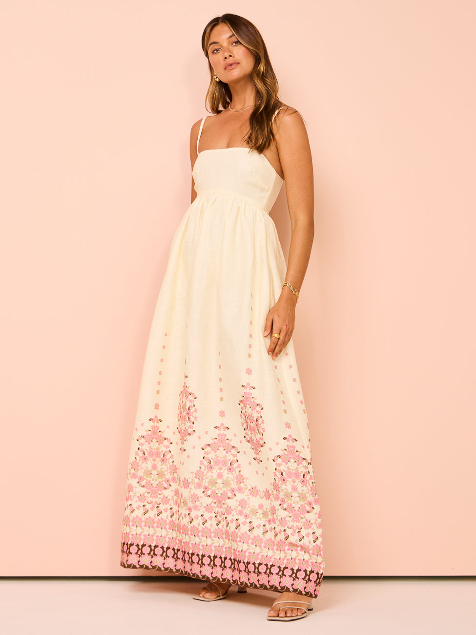 Akalia – Vestido midi blanco con flores y tirantes finos ondulados