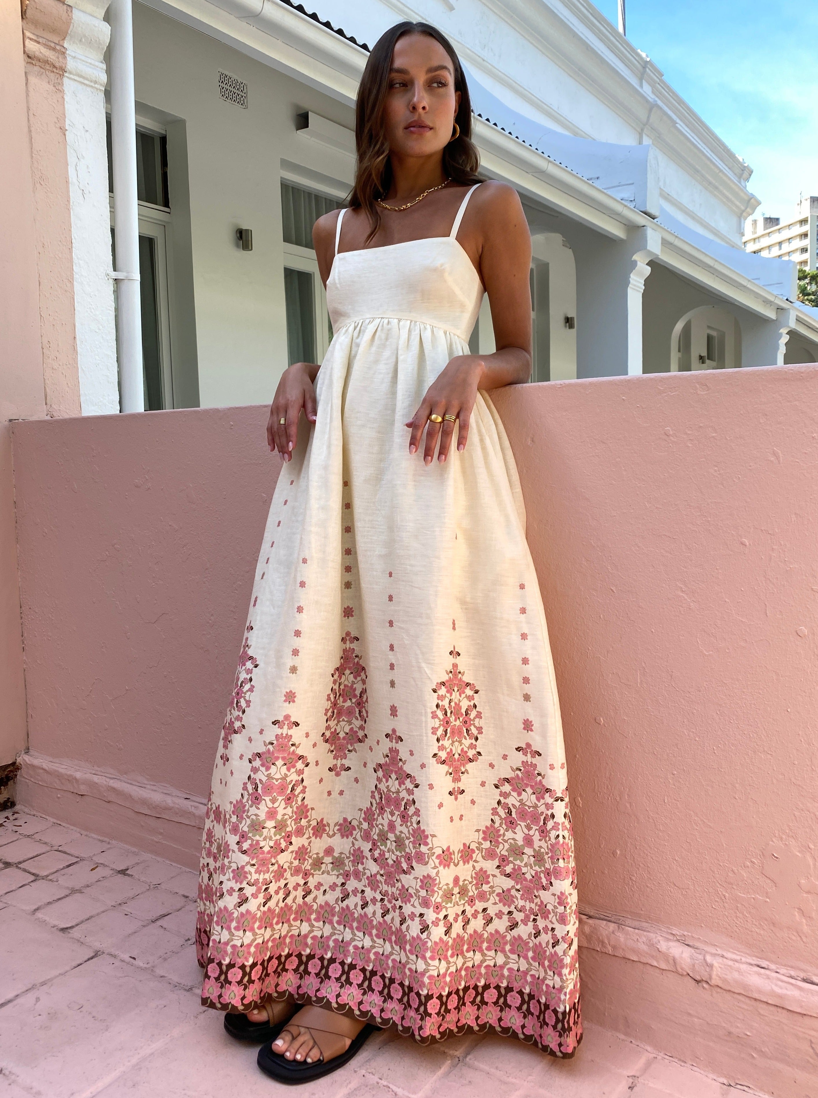 Akalia – Vestido midi blanco con flores y tirantes finos ondulados